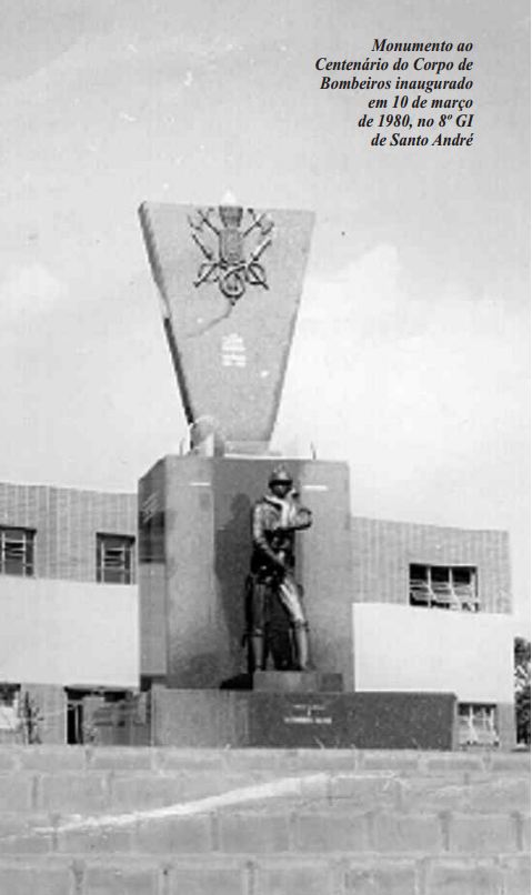 estatua de um bombeiro segurando uma criança no colo